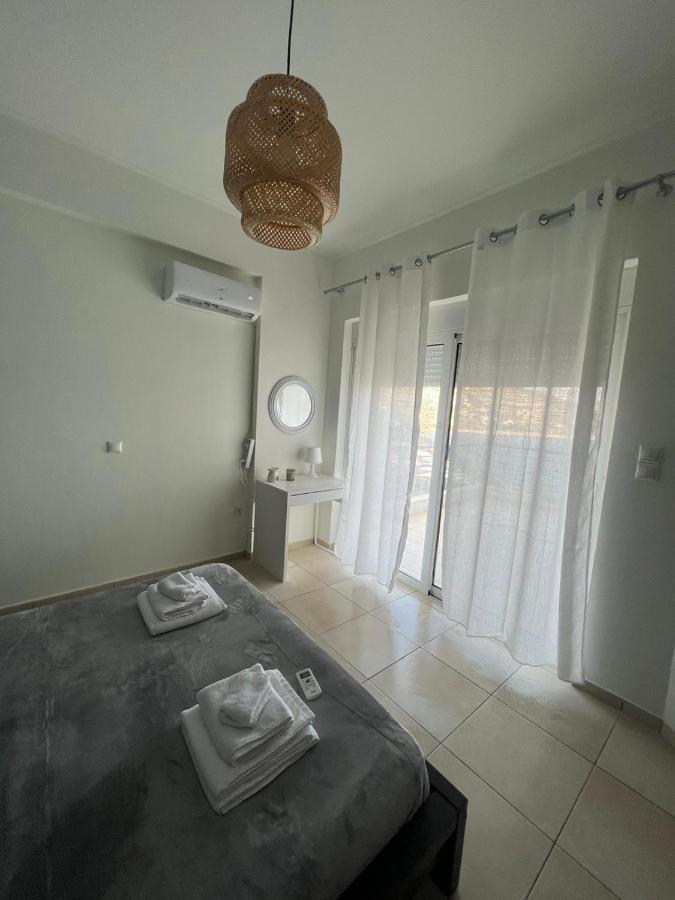 Blue And White Apartment Schinias Exterior photo