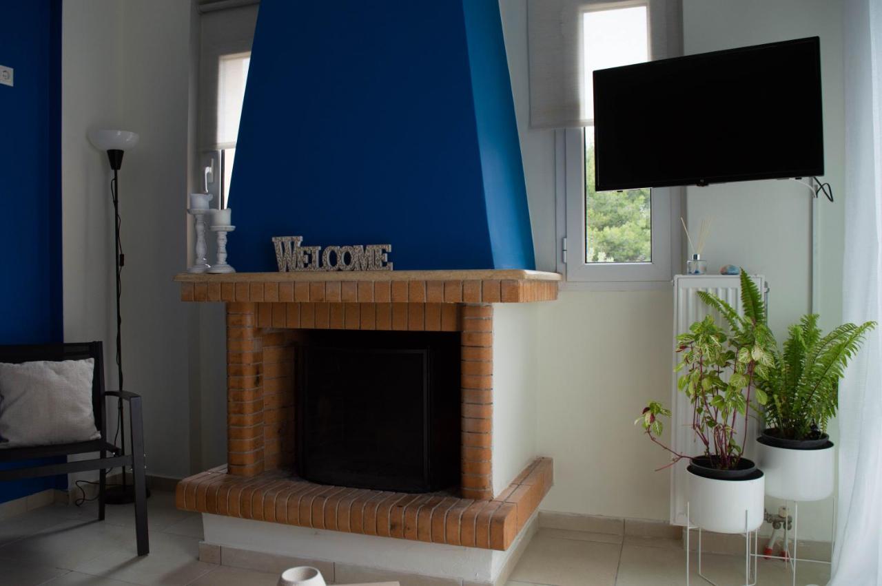 Blue And White Apartment Schinias Exterior photo
