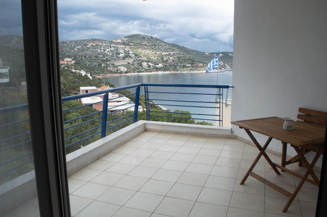 Blue And White Apartment Schinias Exterior photo