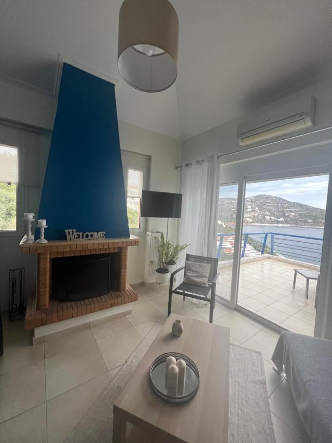 Blue And White Apartment Schinias Exterior photo
